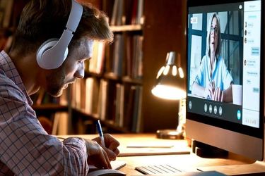 Persönliche Betreuung: Obwohl wir eine Online-Akademie sind, erreichen Sie unser Studienbetreuungs-Team bei Fragen jederzeit.
