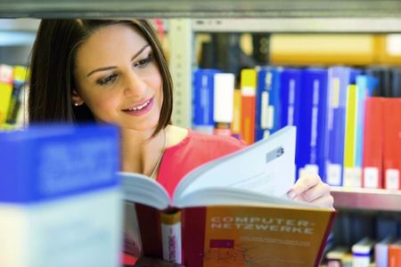 In der Bibliothek lassen sich Studieninhalte nachschlagen. In der Bibliothek lassen sich Studieninhalte nachschlagen.