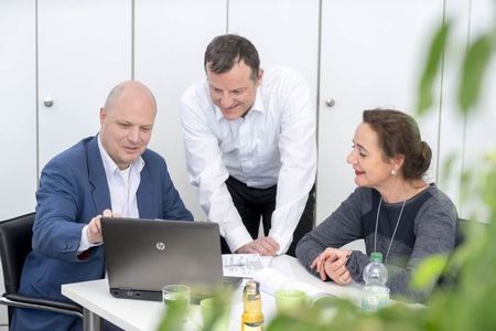 Austausch zwischen Studierenden jeglichen Alters Austausch zwischen Studierenden jeglichen Alters