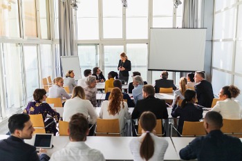 Studierende sitzen in einem vollen Seminarraum