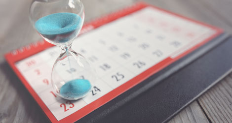 Tischkalender und laufende Sanduhr