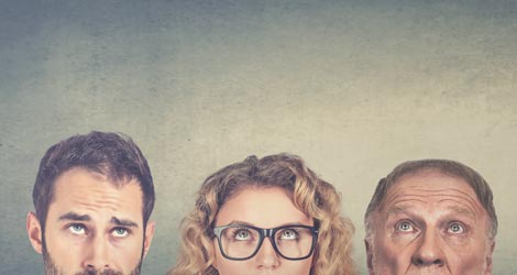 Bildausschnitt zeigt die Köpfer zweier Männer und einer Frau, unterhalb der Nase ist ihr Gesicht vom Bildrand abgeschnitten