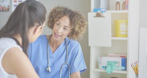 Ärztin spricht mit einer Patientin