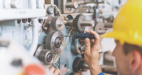 Ingenieur schraubt an einer Maschine