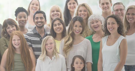 Bunt gemischte Gruppe mit Menschen verschiedener Ethnizitäten und Altersklassen